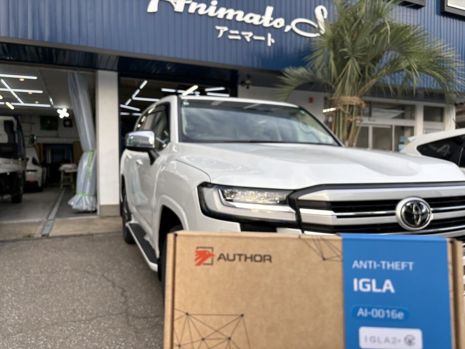 ランドクルーザー300(ホワイト)に IGLA2+ を取り付けた施工事例|福井市 アニマートカーメンテナンス