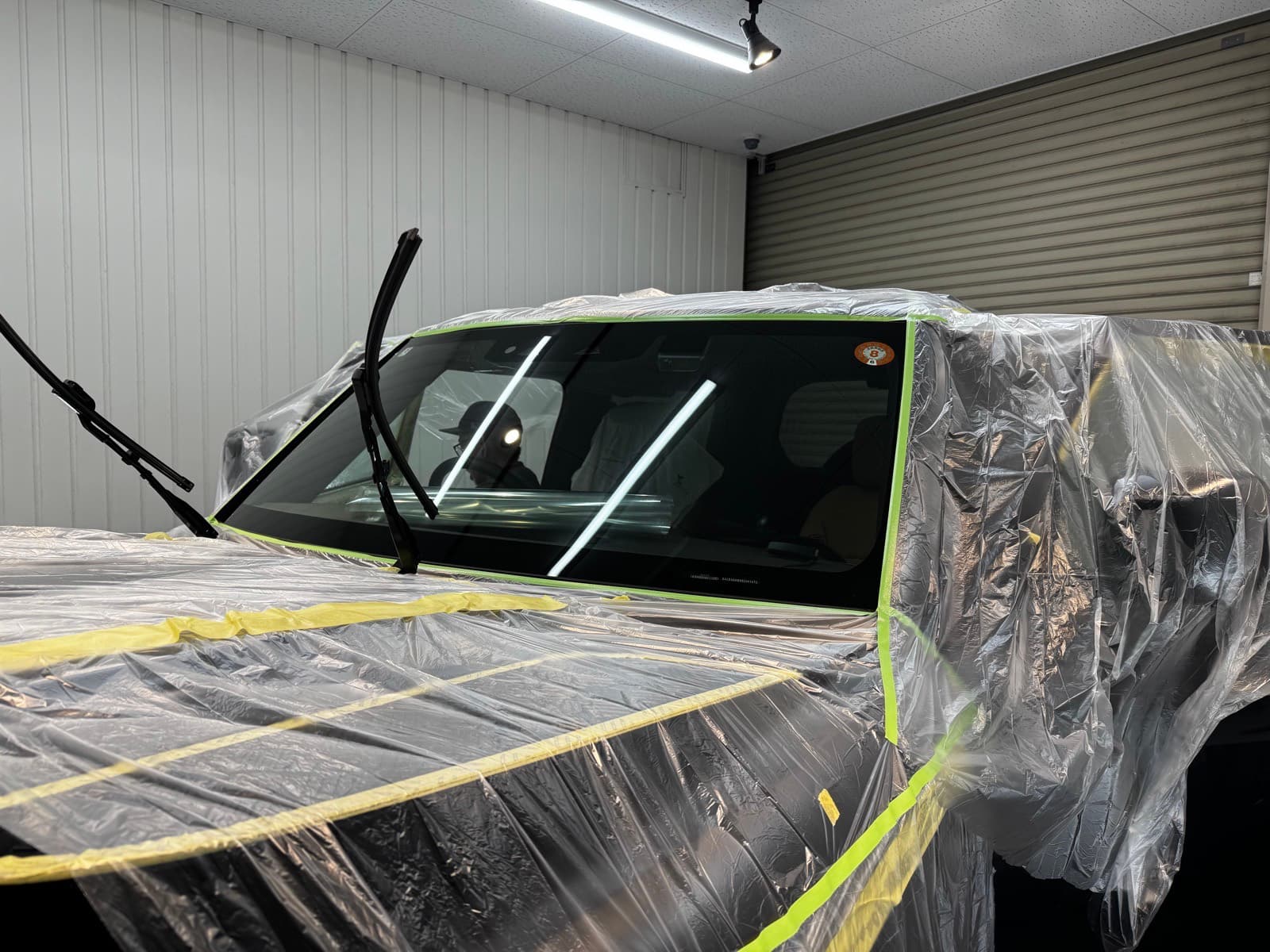 フィルム施工前。車体と内装を養生した状態|福井市 アニマートカーメンテナンス